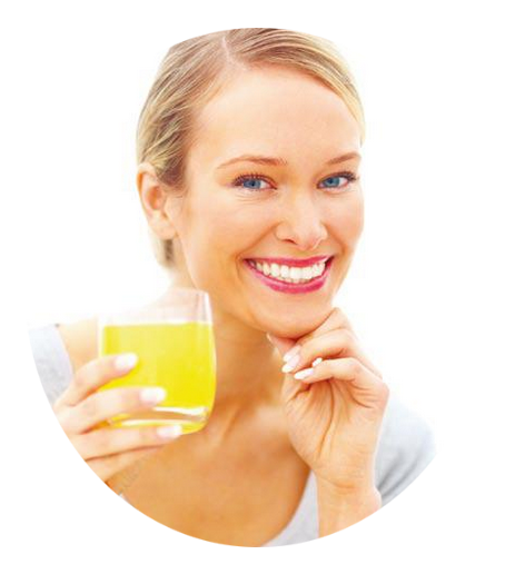 Lächelnde Frau mit Glas Liquid C plus Bioflavonoiden mit Hagebutten