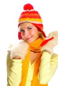 Frau in Wintermütze und Schal