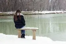 Frau starrt auf den See