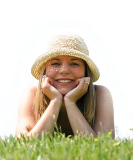 Lächelnde Frau in einem Hut